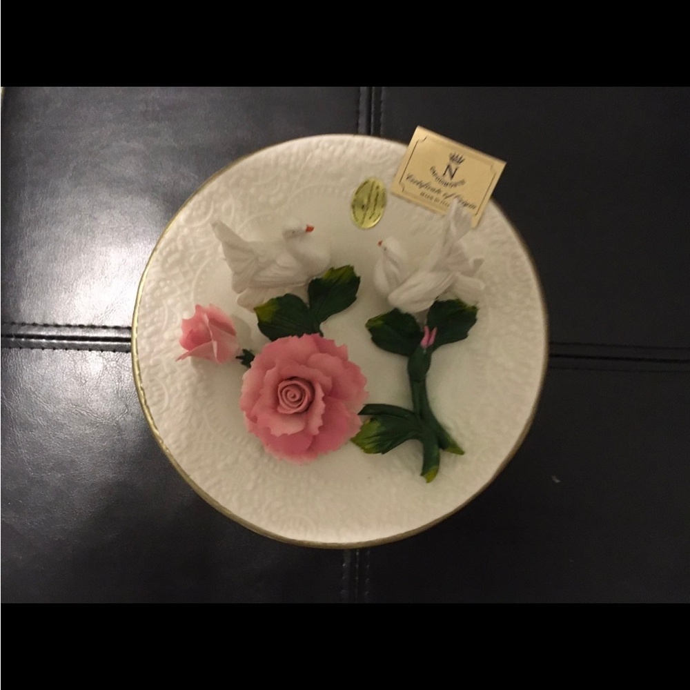 NEW PRISTINE CONDITION NEW

Vintage capodimonte flowers Hanging Plate